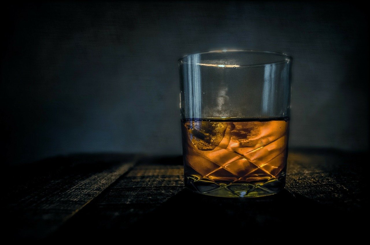 Whisky. Jak ją pić? Różnice między whisky single malt a blended
