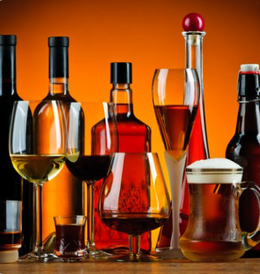 Jak pić rum, brandy, gin czy tequilę? Z czym i jak podawać alkohole?